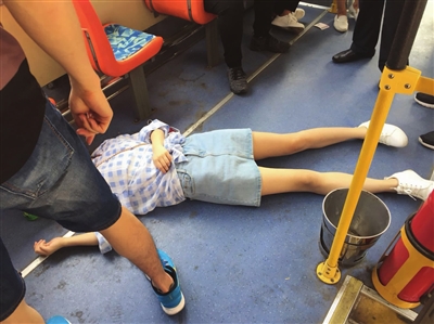 女孩公交车上晕倒 司机乘客联手救