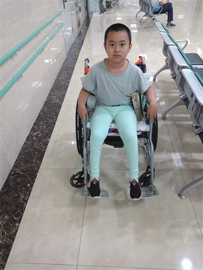 八岁男孩杜羽凡遭遇车祸,身体高位截瘫.