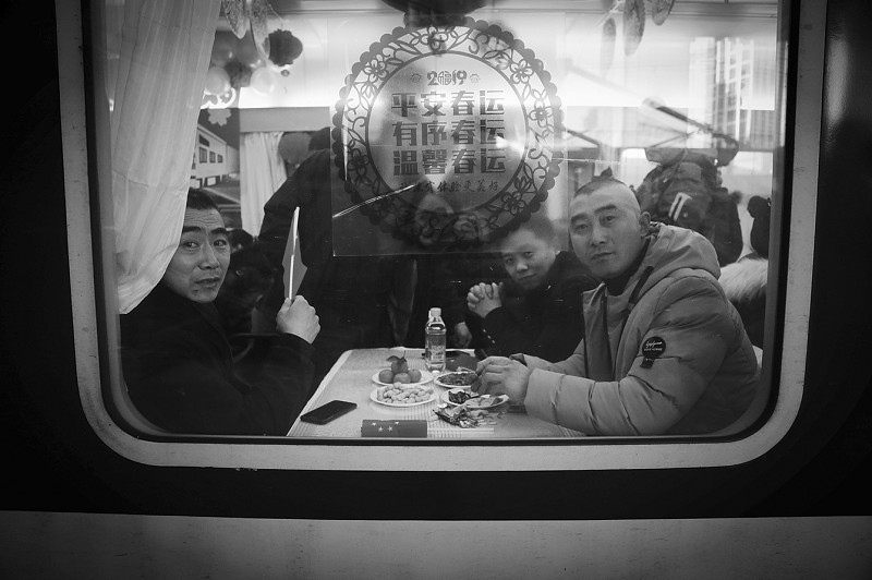 大连务工人员回家专列欢乐启程