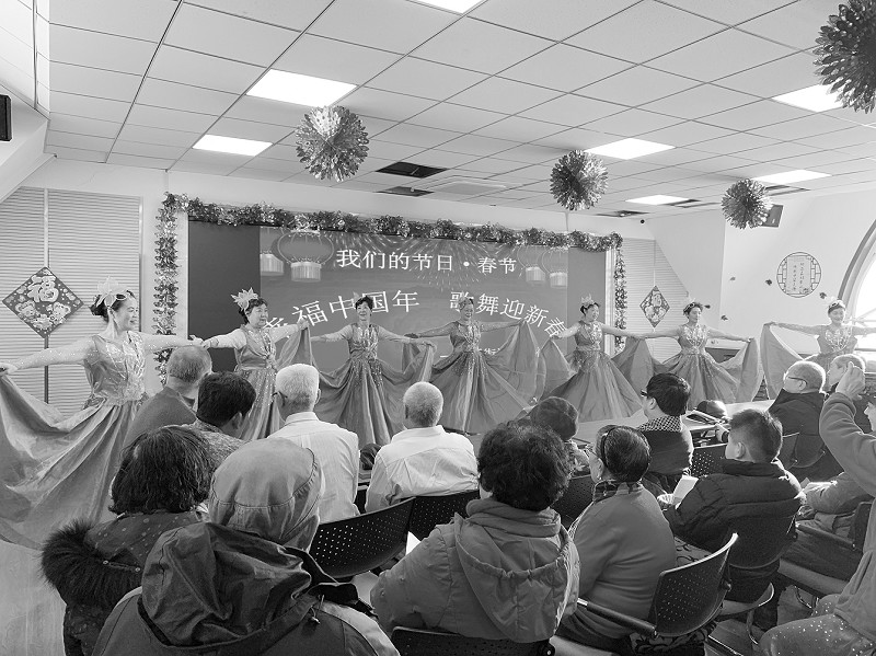 了 看场演出解解乏 社区文艺爱好者用一台戏