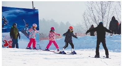 1月15日,抚顺市东洲区第三届冰雪趣味运动会在兰山乡紫花岭拉开序幕