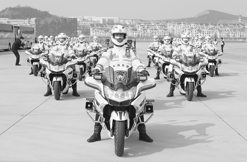 交警安排136台礼宾摩托车组成迎宾队列.