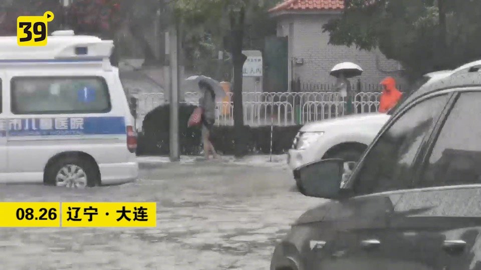 台风巴威来袭 大连交警全部上岗应对暴雨恶劣天气