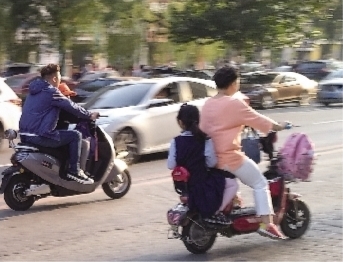 女娃坐电动车被甩下 右耳没了