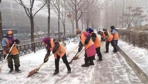 沈18000余名环卫工人连夜除雪 出动除雪机具3207台
