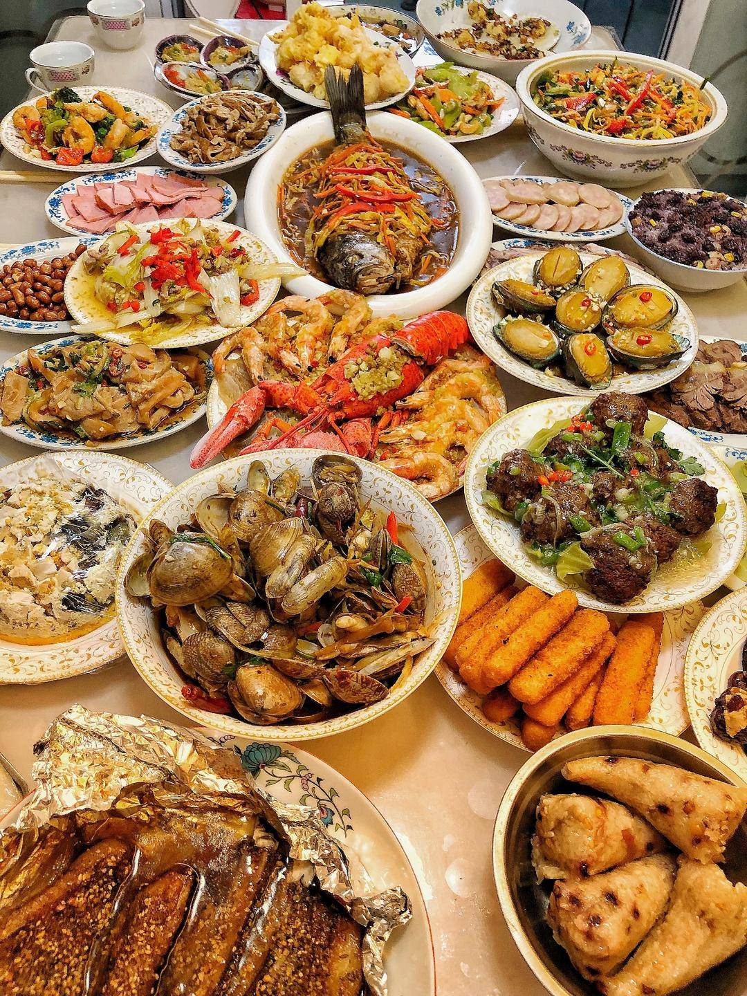 辽宁女孩连续5年晒年夜饭,今年饭桌上多了这道菜
