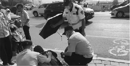 女子抽搐倒地 交警撑伞帮擦呕吐物