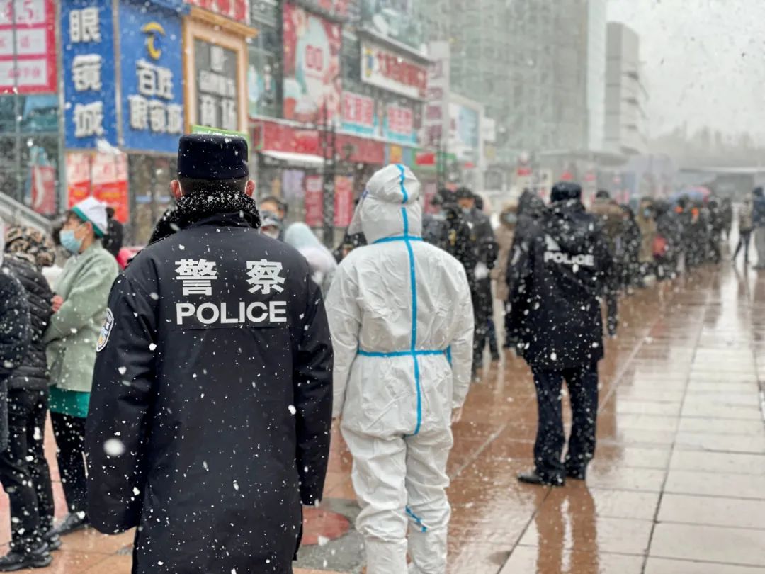 落雪无声 众志成城丨风雪中,熟悉的"背影"温暖依旧