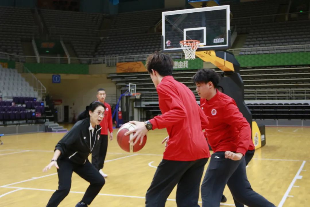 讲师考核评分结课仪式在结课仪式上, 辽宁省少年女篮主教练郑秀琳代表