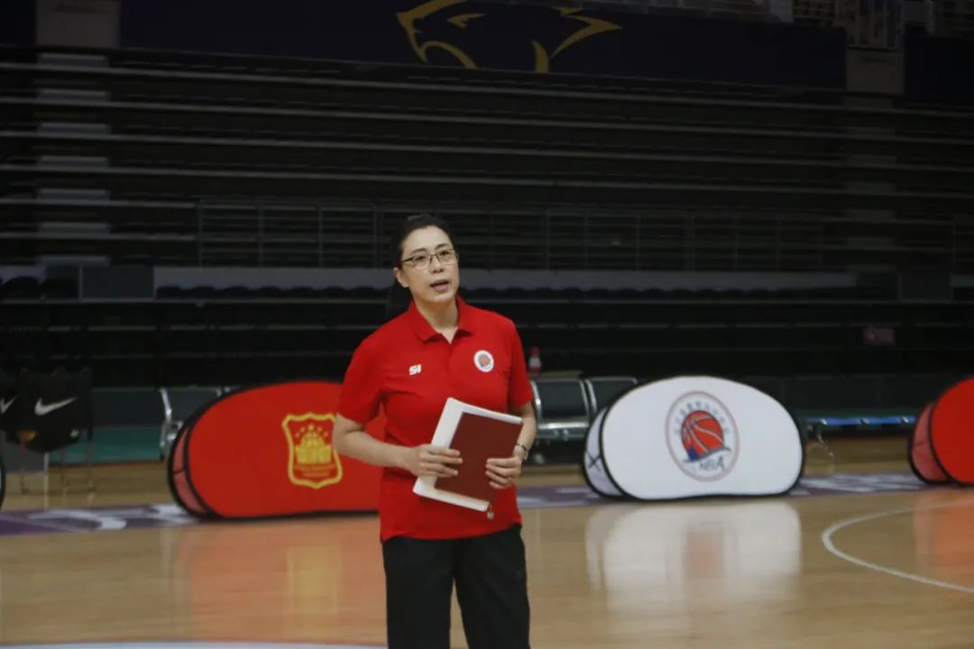 在结课仪式上, 辽宁省少年女篮主教练郑秀琳代表讲师团对实践考核进行